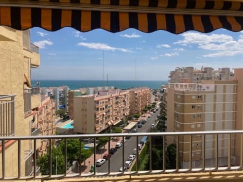 Balcón de apartamento frente al mar con vistas al mediterráneo en La Playa de Farnals, con toldo rayado