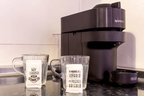 Nespresso coffee machine with Spanish-text mugs in Ayma Apartamento Ollerías, Málaga