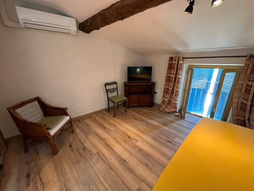 Salon de l'appartement Le Cap au Jardin De Palme, La Palme : parquet, TV et accès à la vue sur le jardin