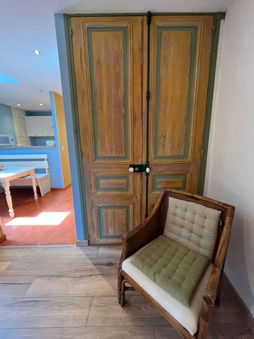 Armoire en bois et chaise rembourrée dans l'appartement Le Cap au Jardin De Palme, La Palme
