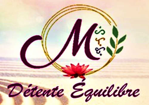 Logo Détente Équilibre de M avec cercle doré, fleur de lotus rouge et feuilles vertes sur fond de plage