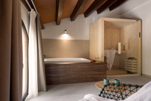 Lussuosa spa nel bagno di Dimora Silva Nature Suites con sauna, vasca idromassaggio e travi in legno