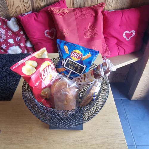 Panier cadeau avec friandises et coussins roses à l'hôtel Zoppas Courchevel
