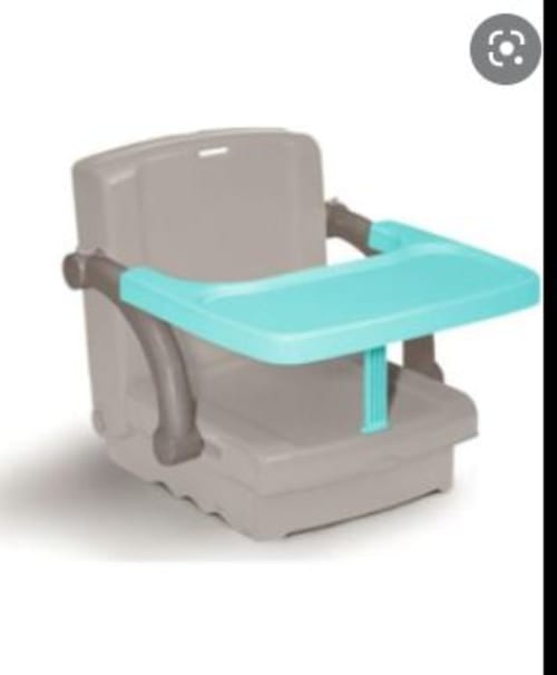 Rehausseur turquoise avec base grise, parfait pour les repas au Zoppas Courchevel