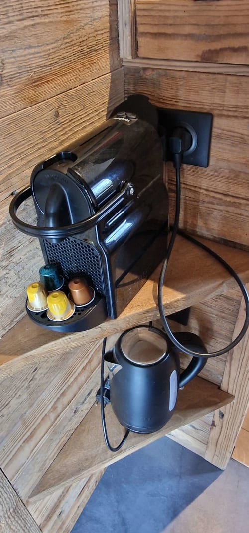 Machine à café Nespresso et bouilloire électrique dans une chambre au décor boisé de l'hôtel Zoppas Courchevel