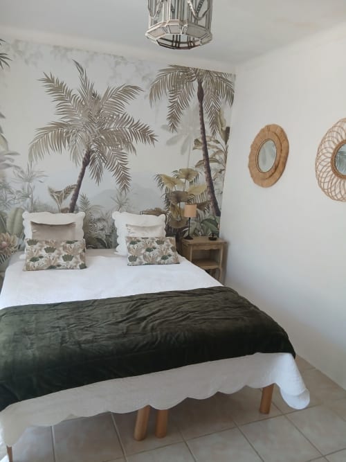 Lit double dans la chambre Mathilde à La Ribeyrette avec papier peint tropical, décoration tissée et équipements modernes à Chamborigaud