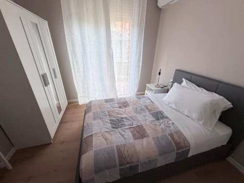 Deluxe Camera Doppia da 88 Destination BnB a Treviglio con vista sulla città, letto confortevole, guardaroba bianco e accesso al balcone