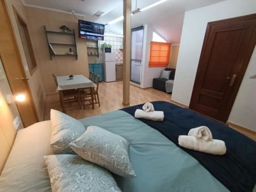 Dormitorio de la villa Sol en Alojamientos Las Mellis, Antequera con cama, toallas y área de estar
