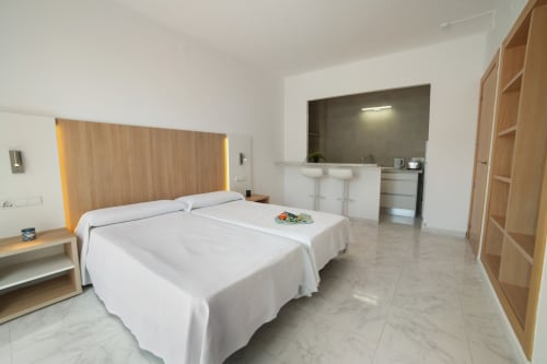 Moderno apartamento estudio en Apartamentos Playa Sol con dos camas, cocina americana y vistas a la montaña en Es Canar