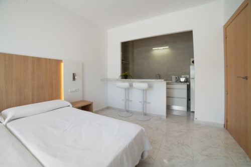 Luminoso apartamento de estudio en Apartamentos Playa Sol, Es Canar, con cama, cocina americana, zona de barra y equipamiento moderno