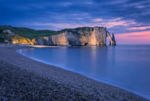 Falaises blanches dramatiques au crépuscule surplombant la plage de galets, Étretat Normandie, Clos Céleste B&B