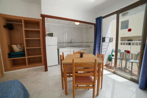 Apartamento estándar en Apartamentos Playa Sol en Es Canar con zona de comedor, cocina americana y acceso a balcón