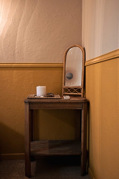Vanité rustique en bois avec miroir et bougie blanche dans la chambre du Mas De La Digue, Châteaurenard, France