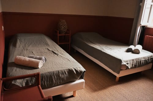 Deux lits jumeaux aux draps neutres dans une chambre du Mas De La Digue B&B, Châteaurenard