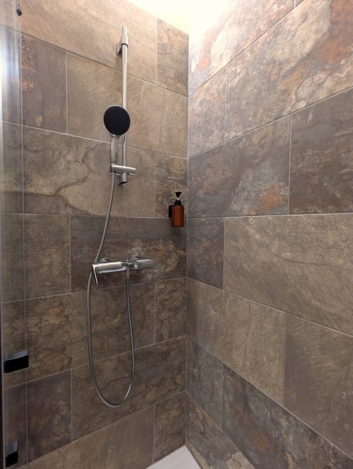Salle de bains moderne avec pommeau de douche pluie et douchette manuelle au Gîte de Domaine Alga, Bourg-Charente