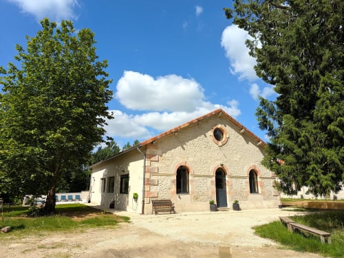 Charmant gîte en pierre au Domaine Alga à Bourg-Charente avec fenêtres cintrées et toit en tuiles