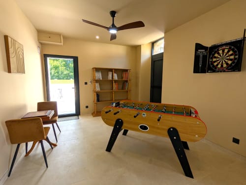 Salle de récréation du gîte Domaine Alga avec baby-foot, fléchettes, bibliothèque et espace détente