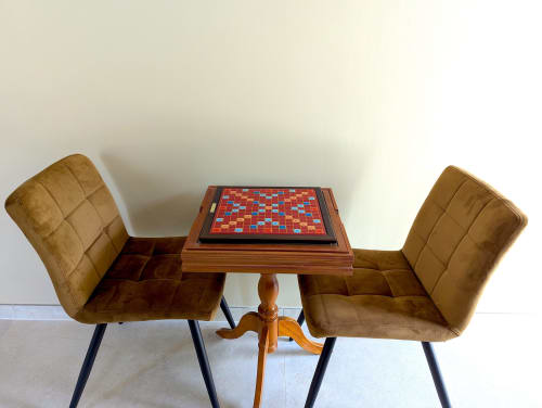 Table de jeu avec deux chaises beige au gîte Domaine Alga à Bourg-Charente, France