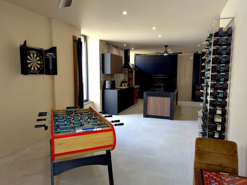 Salle de jeux du gîte Domaine Alga avec baby-foot, fléchettes et espace de divertissement à Bourg-Charente