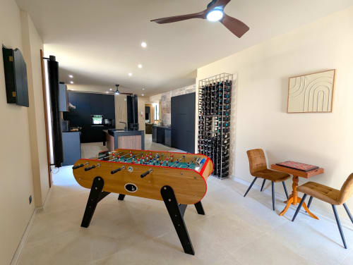 Babyfoot dans la salle de jeux du Gîte au Domaine Alga, Bourg-Charente, avec mobilier contemporain et agencement ouvert