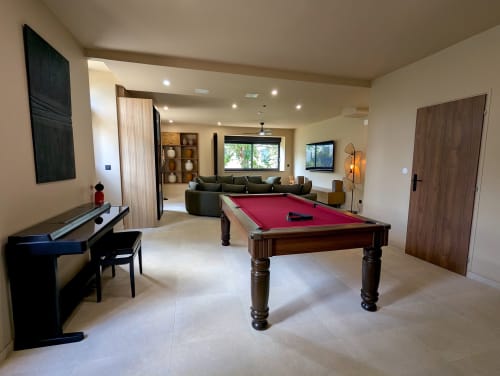 Spacieux salon de jeux au gîte Domaine Alga à Bourg-Charente avec billard, piano et coins détente