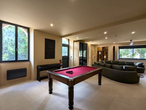 Salle de jeux luxueuse du cottage Domaine Alga avec billard rose, mobilier contemporain et grandes baies vitrées sur les jardins