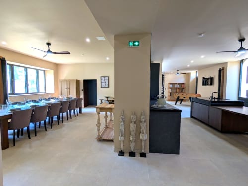 Spacieux séjour ouvert au gîte Domaine Alga avec salle à manger, cuisine moderne, salon et éléments décoratifs