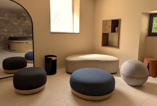 Salon contemporain du gîte Domaine Alga avec poufs de rangement ronds et décoration minimaliste aux tons neutres