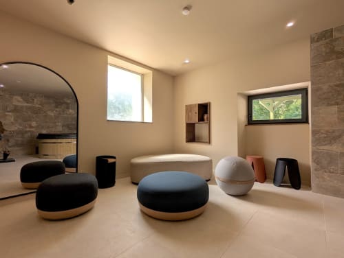 Lounge spa contemporain au gîte Domaine Alga à Bourg-Charente avec sièges design et lumière naturelle