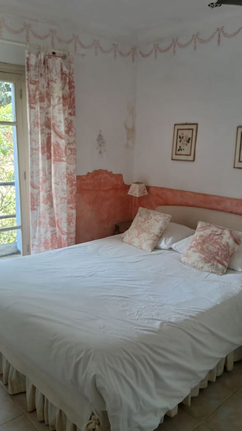 Chambre double élégante à La Ribeyrette B&B à Chamborigaud, décorée de toile rouge, avec draps blancs et vue sur le jardin