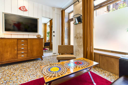 Le Loft Ménilmontant chez Boutik Boheme Paris: salon vintage au charme rétro avec meubles d'époque et art de table coloré