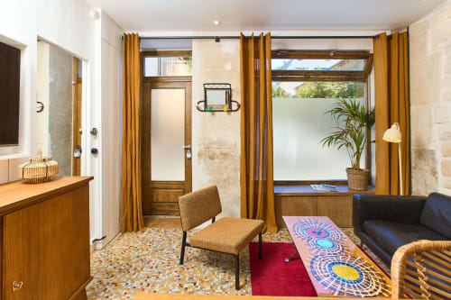 Appartement Le Loft Menilmontant chez Boutik Boheme Paris avec portes en bois, rideaux moutarde et salon cosy