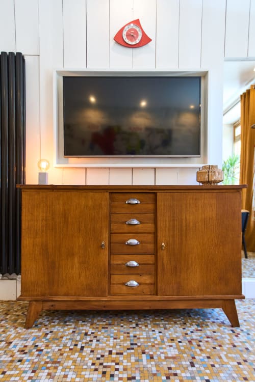 Console TV en bois rétro au Le Loft Menilmontant de Boutik Boheme Paris, écran plat mural et rouge