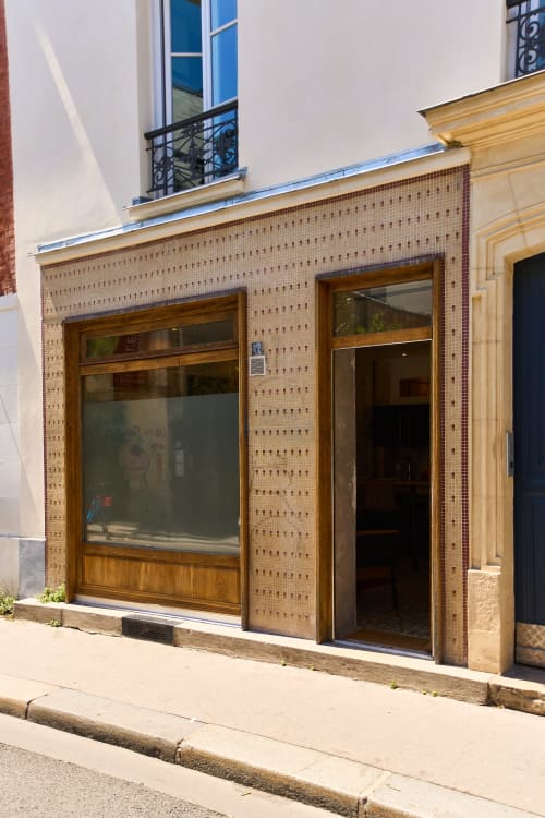 Entrée de la boutique Boheme Paris avec façade en brique et porte en bois rue Ménilmontant