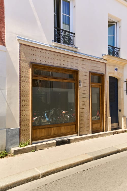 Devanture de Boutik Boheme Paris avec portes en bois et façade en brique rue Ménilmontant