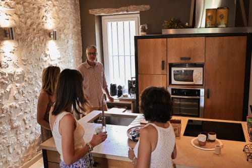 Des clients visitant la cuisine moderne du gîte Mas De La Digue à Châteaurenard, France