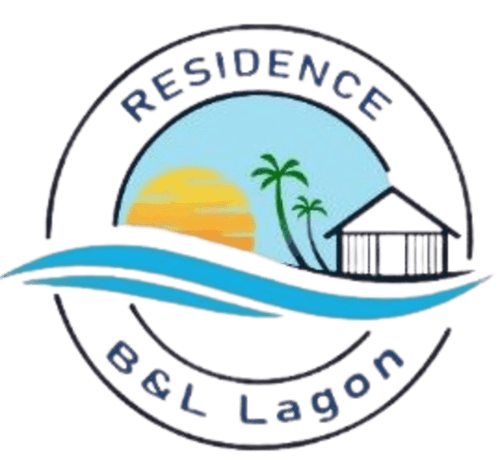 Logo Résidence B&L Lagon avec coucher de soleil, palmiers et bungalow beach à Sainte-Luce, Martinique