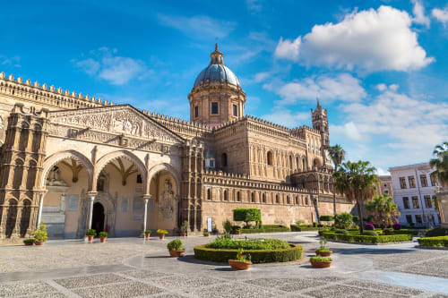 Cattedrale di Palermo con cupola ornata e archi nella piazza storica, vicino a Oltre Exclusive & Caveau