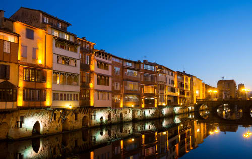Bâtiments historiques se reflétant dans l'eau au crépuscule, Le 1 Péraudel Suite & Appts, Castres France