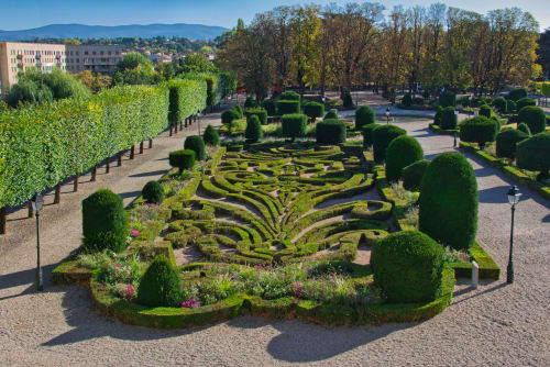 Jardin à la française avec topiaires et fontaine à l'hôtel Le 1 Péraudel à Castres