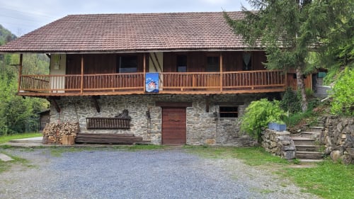 Le parking devant le chalet est vaste et à votre disposition. Au moins 6 voitures peuvent être garées sans problème.