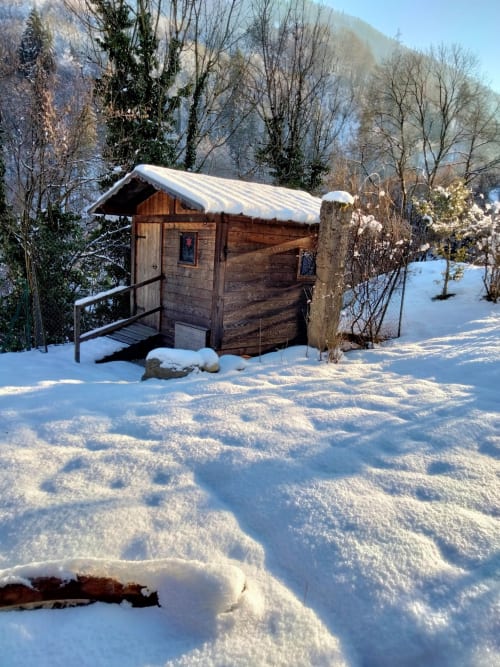Ce petit cabanon pourra accueillir vos bagages en toute sécurité en cas d'arrivée anticipée.