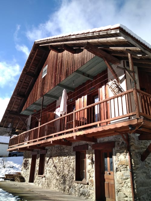 Gîte Les Boleros, chalet à Queige avec fondations en pierre, étage supérieur en bois et vue sur les montagnes
