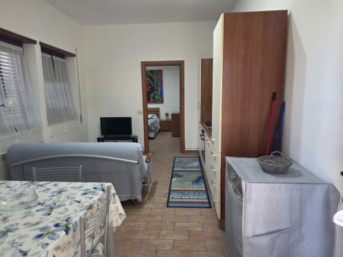 Appartamento al piano terra del B&B Villargentina a San Felice Circeo con camera da letto, zona living, TV e spazi arredati