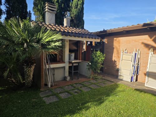 Appartamento al piano terra di Villargentina BnB a San Felice Circeo con patio in laterizio, palma e moderno ingresso coperto