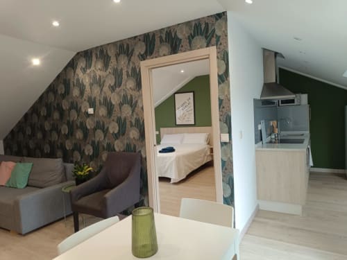 Moderno estudio en Avio Apartamentos Santiago con sala, dormitorio, cocina y papel tapiz botánico