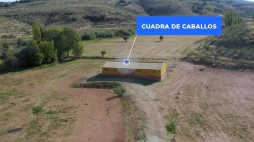 Vista aérea de la cuadra amarilla de Caballos en la finca El Arroyo, villa rural en Alcaraz, España