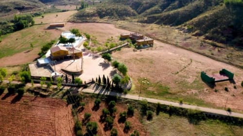 Vista aérea de la villa Finca El Arroyo en Alcaraz con terraza, jardines y paisaje rural del valle