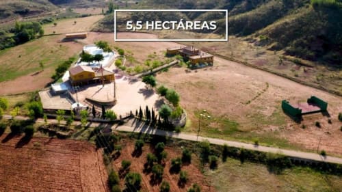 Vista aérea de la villa Finca El Arroyo en 5,5 hectáreas en Alcaraz con terraza, piscina y vistas al campo