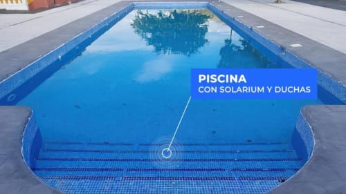 Piscina con solárium y duchas en la villa Finca El Arroyo de Alcaraz, España